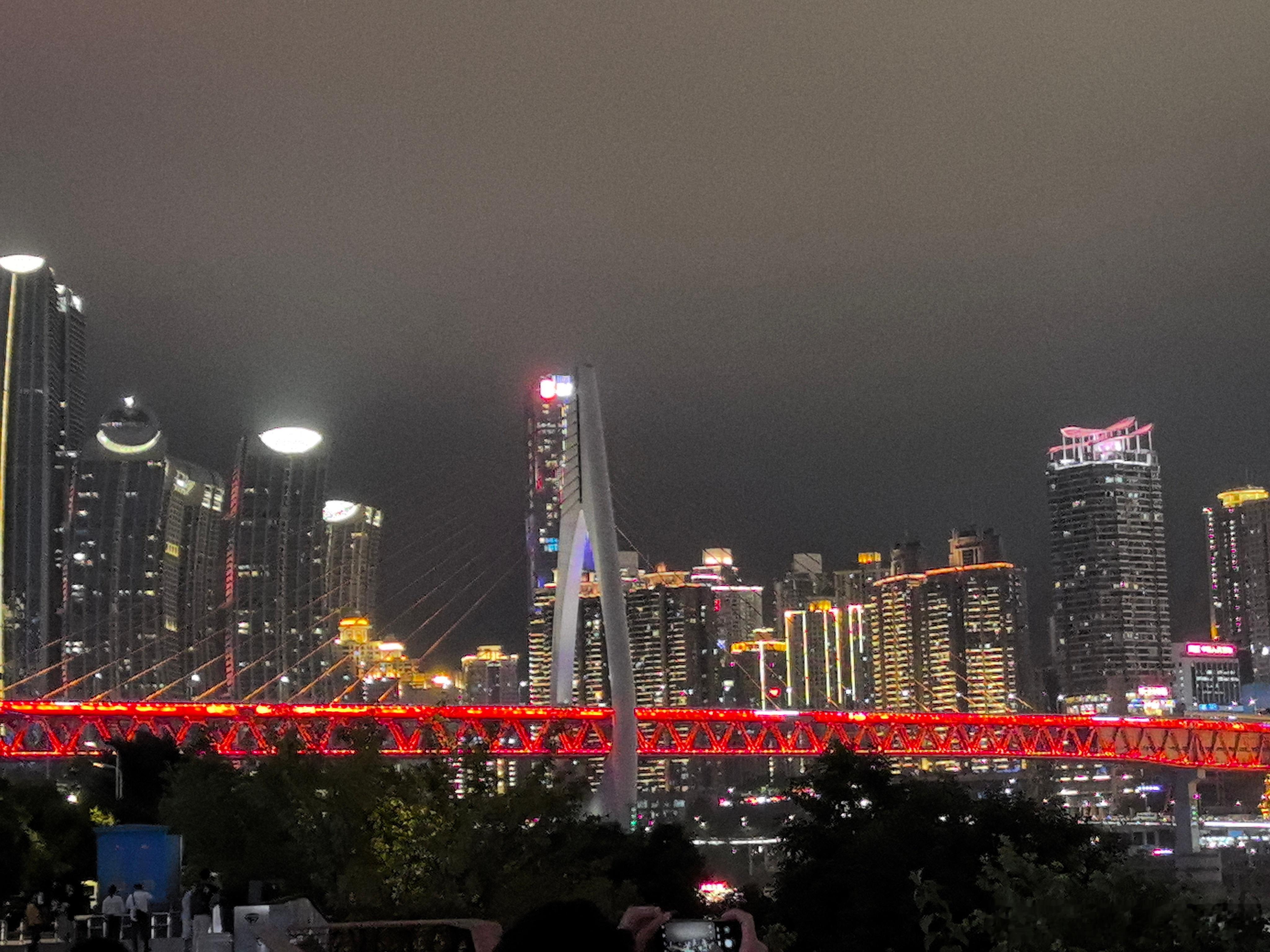重庆嘉陵江夜景，图五是著名的洪崖洞。​​​