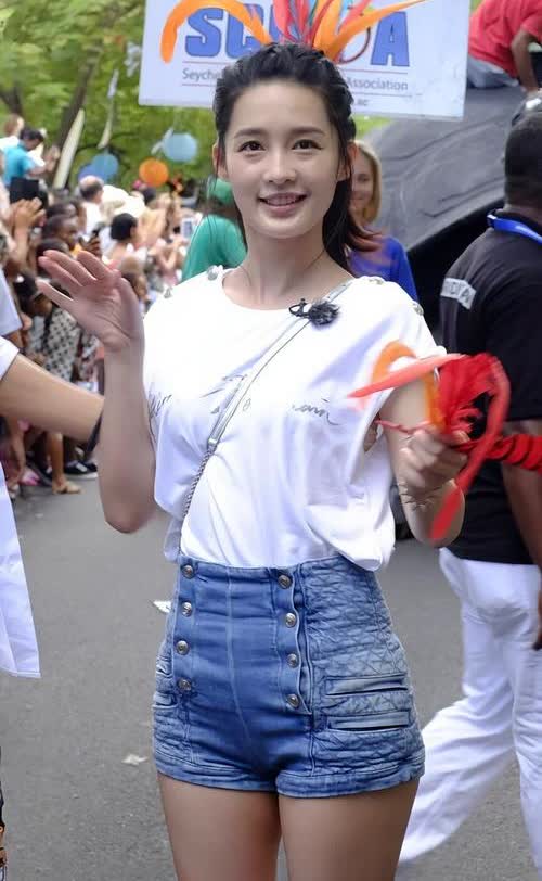 这李沁穿的裤子，是特意设计成这样，还是坏了呀？