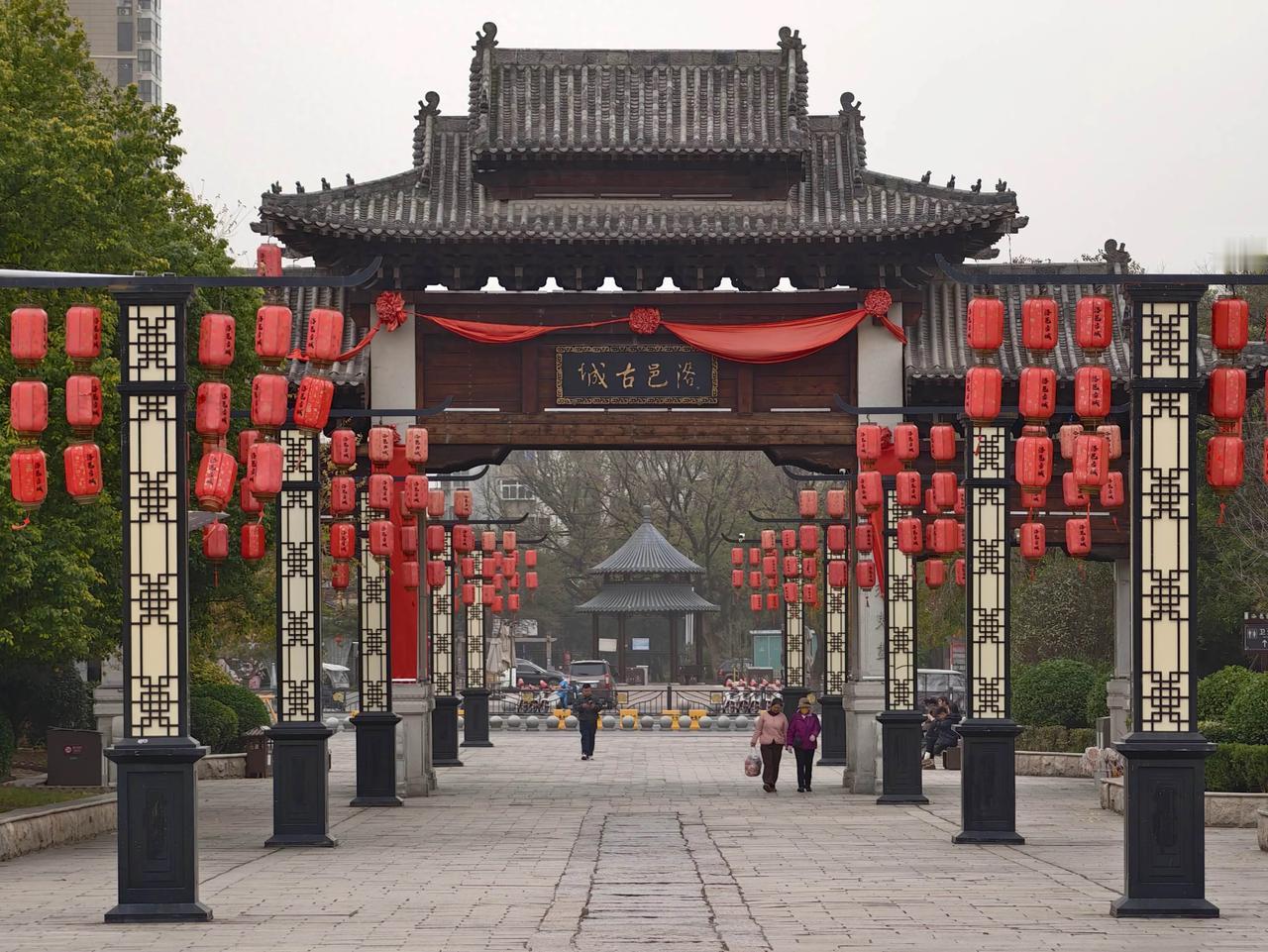 说一千道一万，成周等于洛邑至今只是后世文献推演出来的说法，和西周都城王城、宫城、