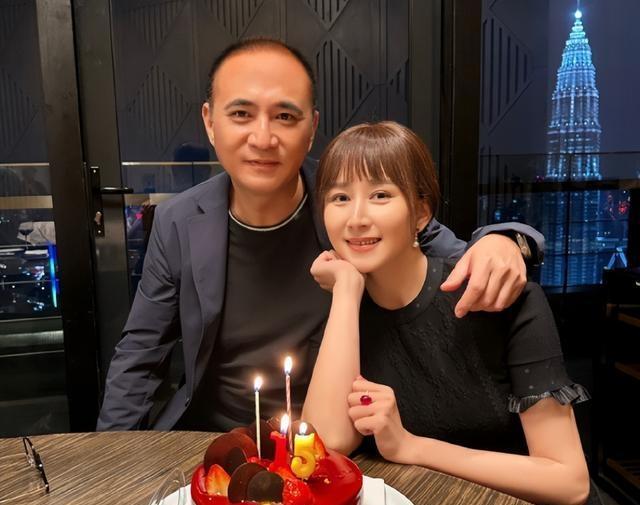 “胡静这是要逆生长回少女时代？”照片一出，全网炸锅。脸圆了。发际线退了。