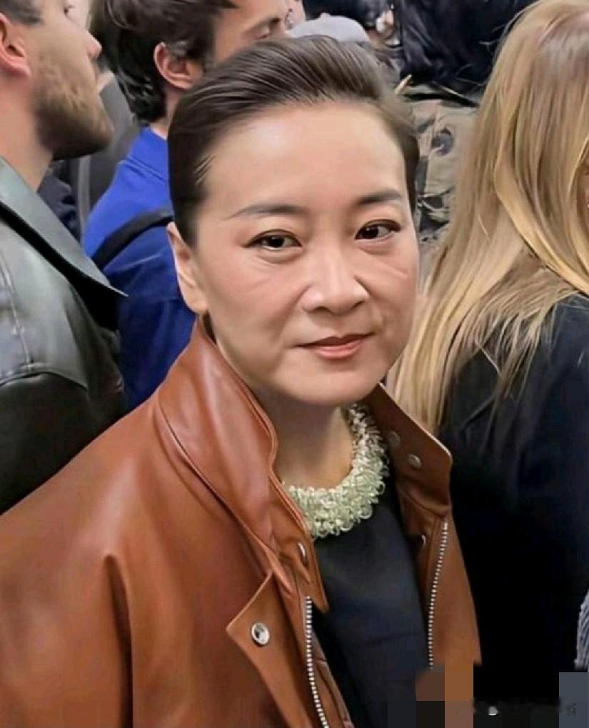 我的天啦，根本认不出来，这居然是贾玲！她亮相米兰时装周，整个人的气质和以往完全不