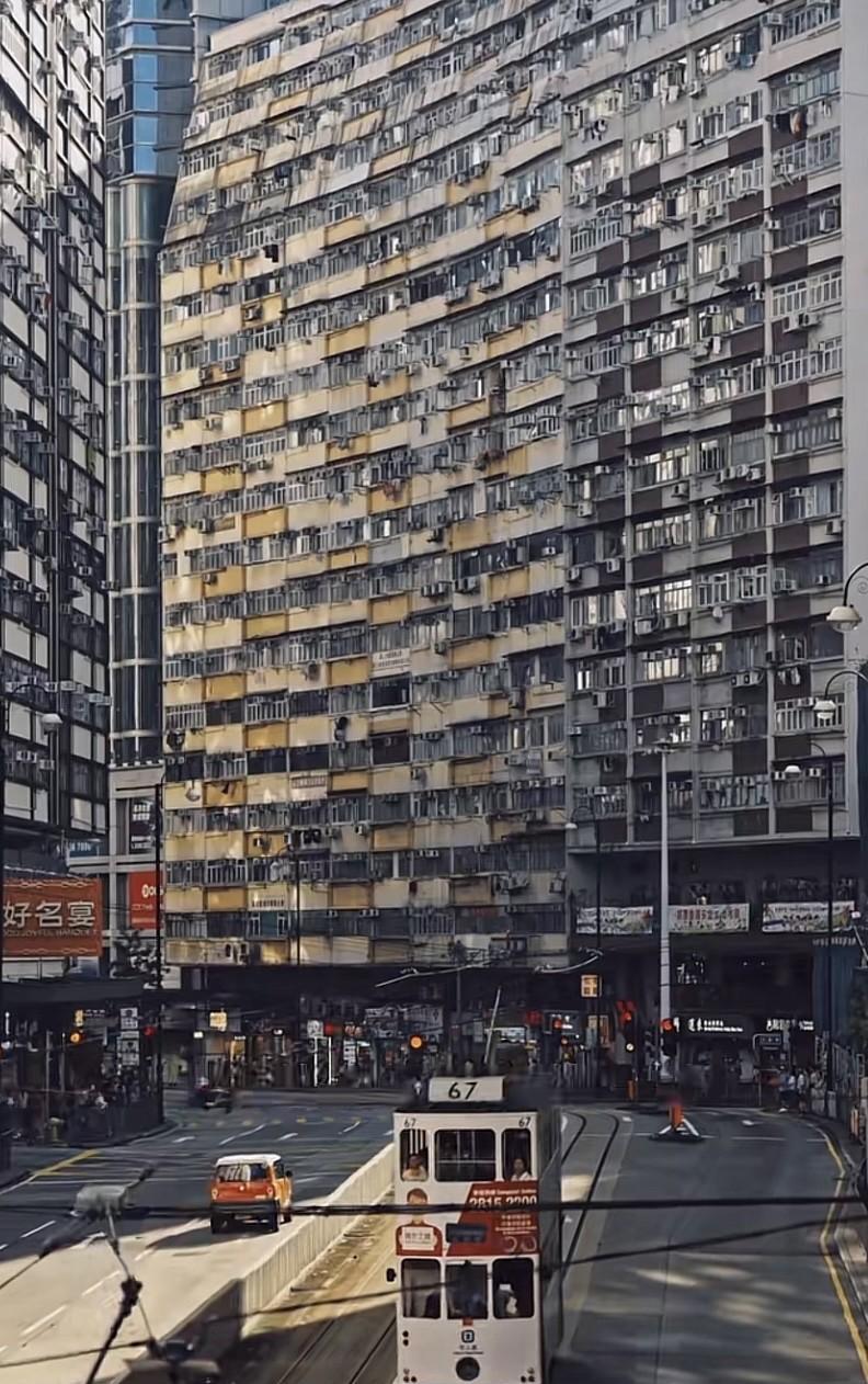 我朋友，几年前拿到了香港永久居留权，去住了半年多，但还是又回来广东了，他说实在没