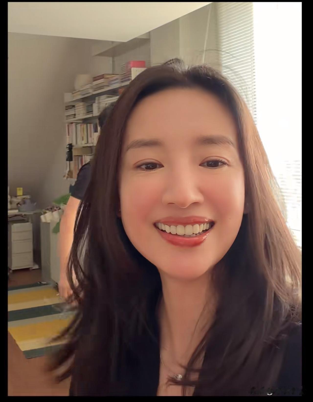 董洁，引发热议。8月7日，46岁的董洁，冲上热搜，这一次，不是因为儿子顶顶，