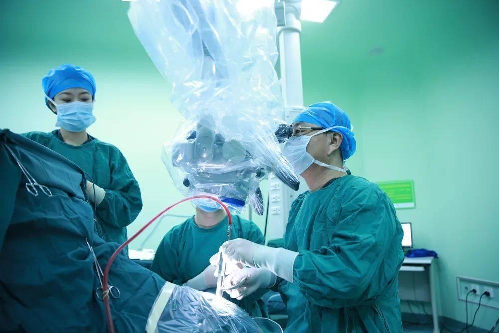 家中突发揪心变故！56岁父亲睡前身体一切正常，半夜突发头痛，起身准备吃止痛粉时突