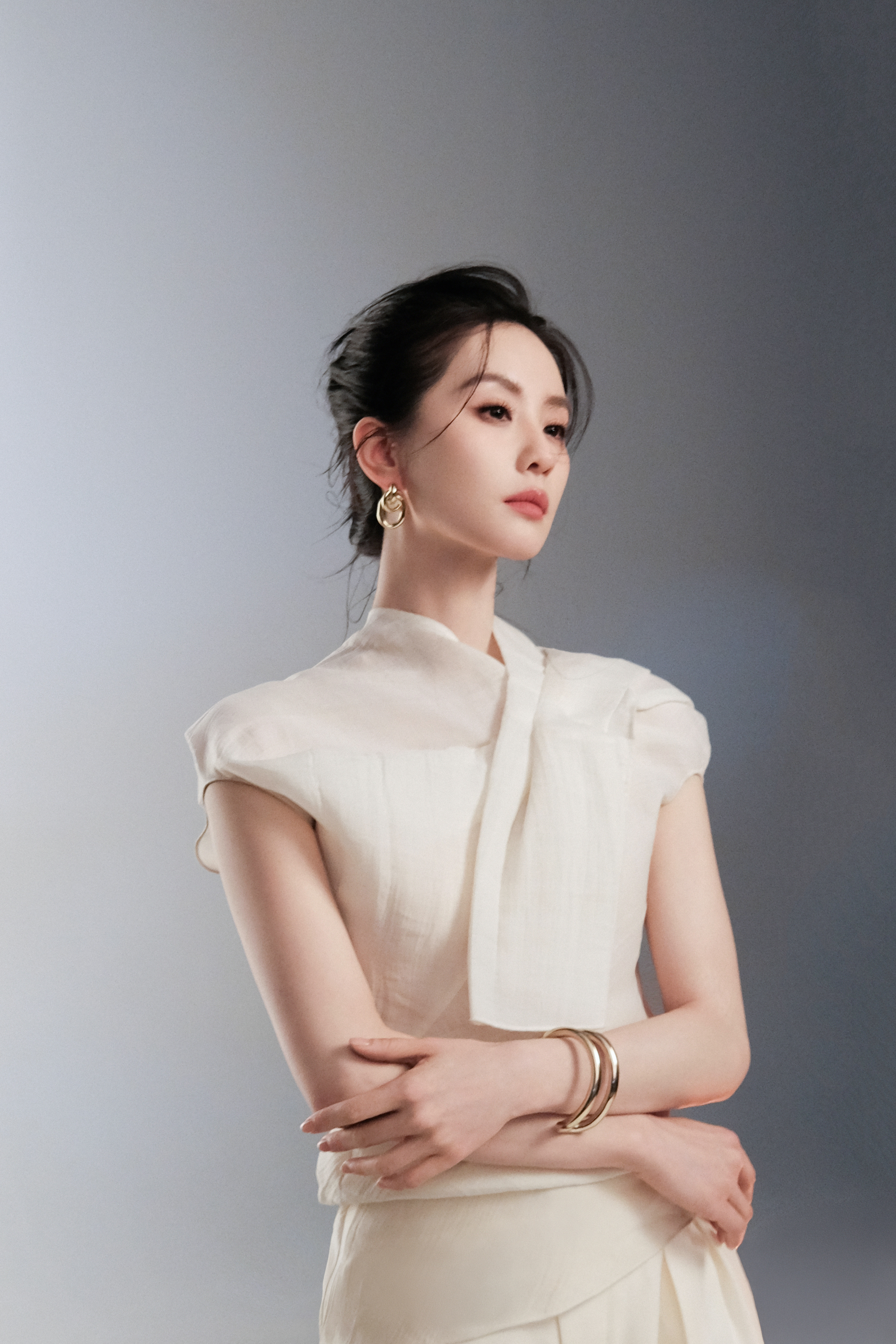 刘诗诗👀让板报来看看是什么好东西，原来是花絮图～纯白典雅，以净透光泽