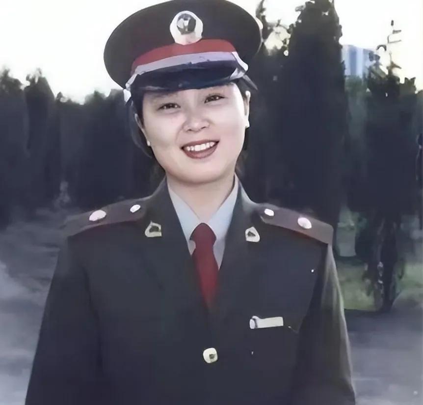 1989年，23岁清华女研究生，在去青岛的火车上爱上了一个35岁憨厚男子。父母嫌