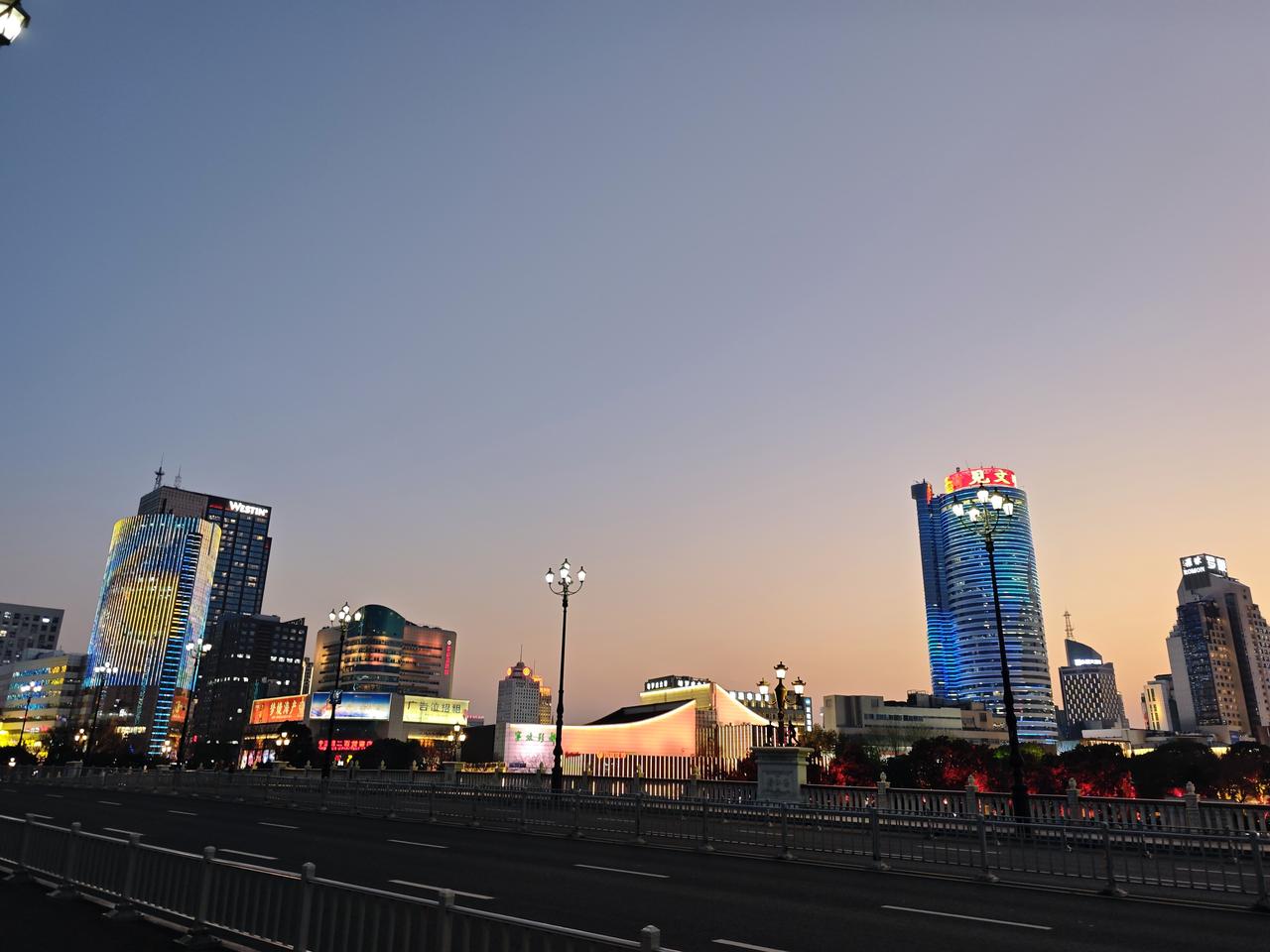 抓不住的流年似水，看不住的人转瞬淹没与人海。与其强求不如顺其自然。当你风光无