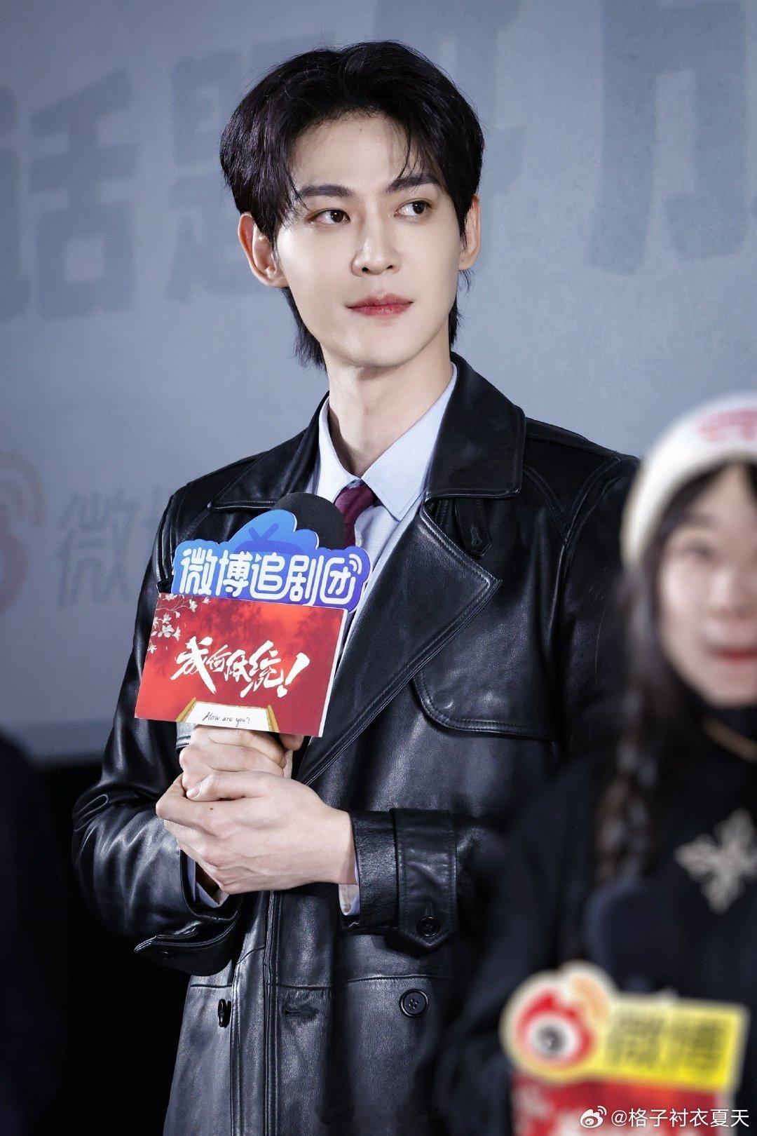 唐晓天专业纸片人不OOC站在一旁安静撒花瓣的样子太有漫画感了，动作轻柔缓慢，和