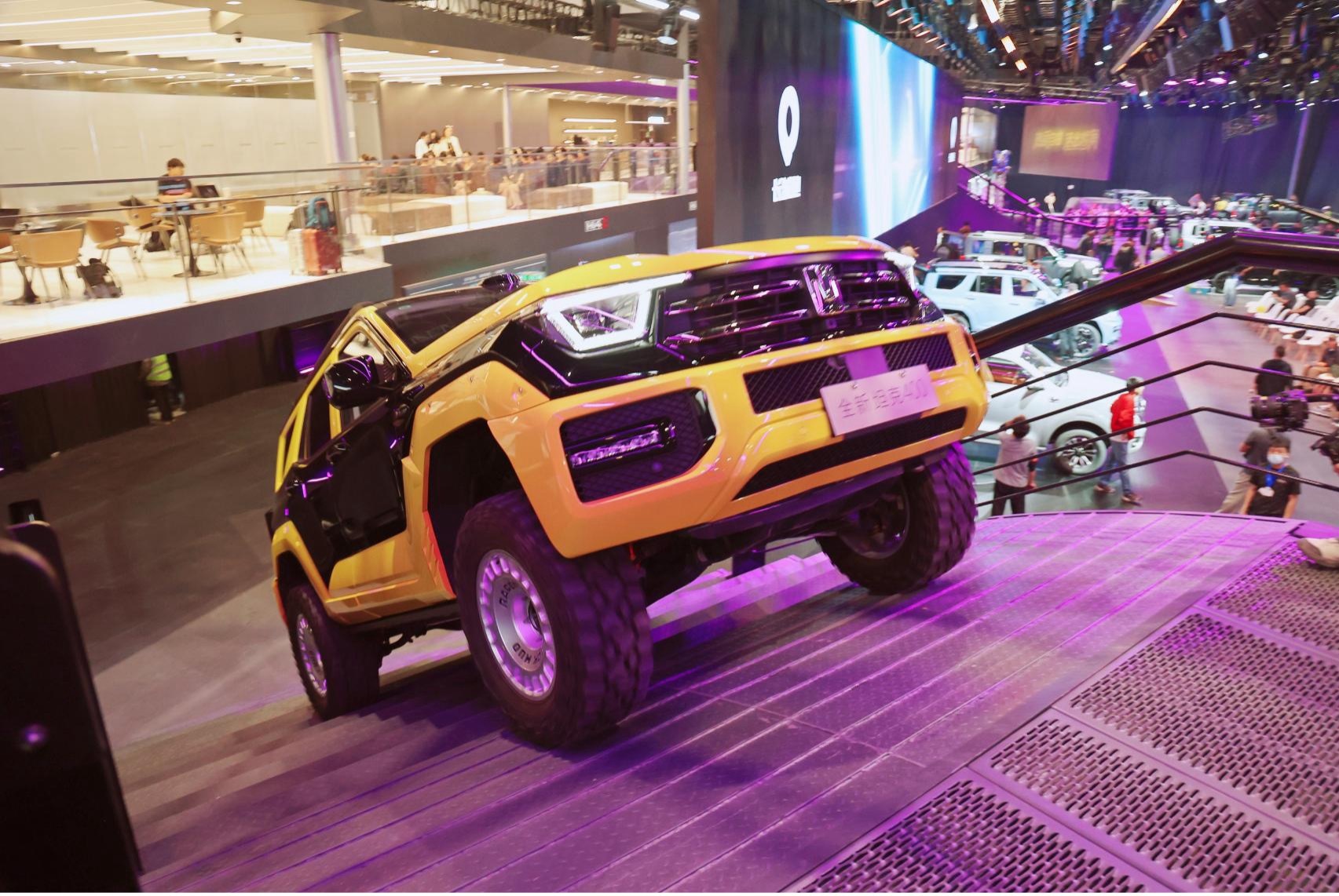 北京车展，坦克请了童瑶当代言人。童瑶说了句话挺有意思：以前跟组出行都选MPV，但