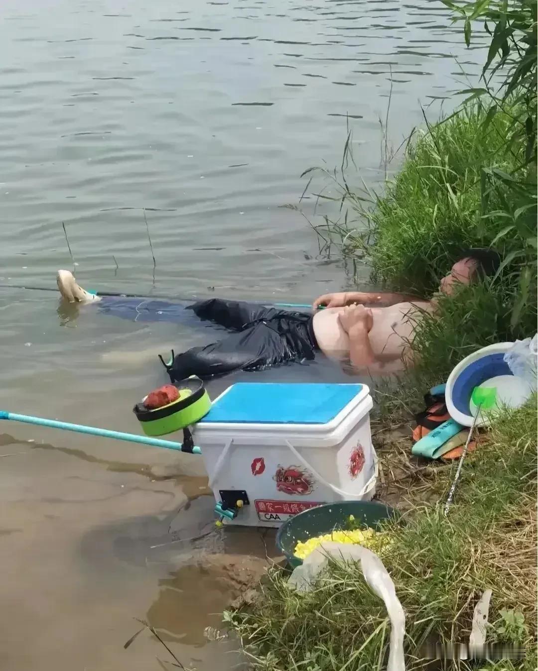 既钓到了鱼，又可以降温避暑，真是个一举两得的好办法！