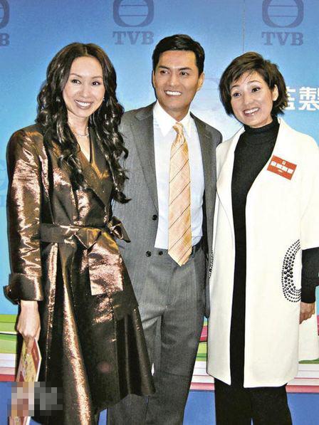 吕良伟比郭可盈大15岁，比戚美珍大7岁，但如同吃了防腐剂的他，看起来就像她们俩的