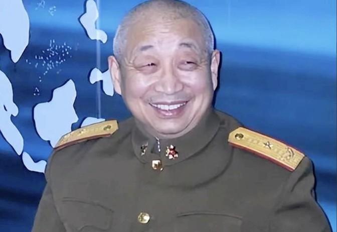 1990年，在中越战俘遣返仪式上，“叛变”军官汪斌拖着仅377公斤重的身体，颤颤