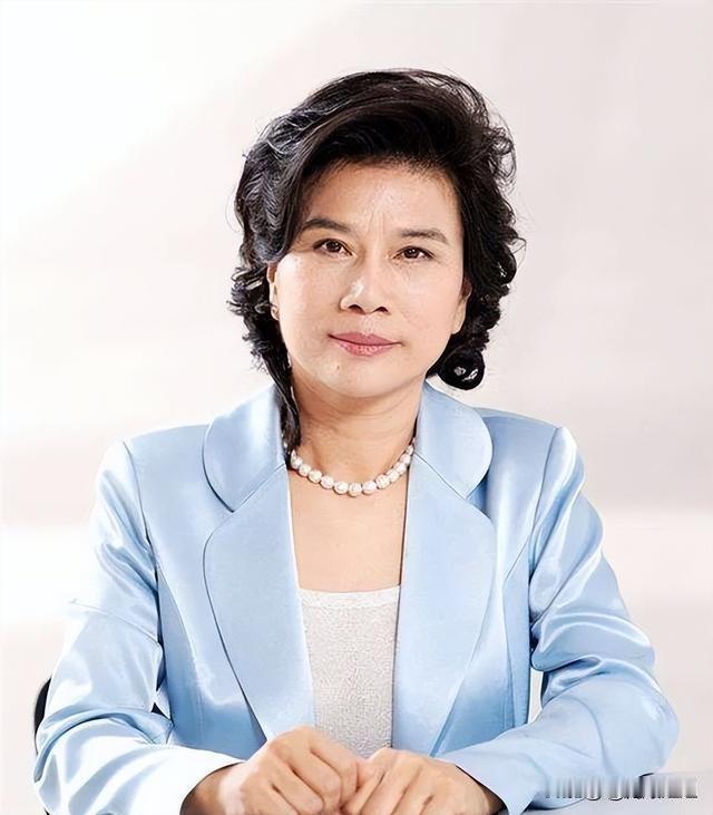 铁骨丹心董明珠一身情怀铸中华在商界浮沉数十年，太多企业家汲汲营营追逐财富