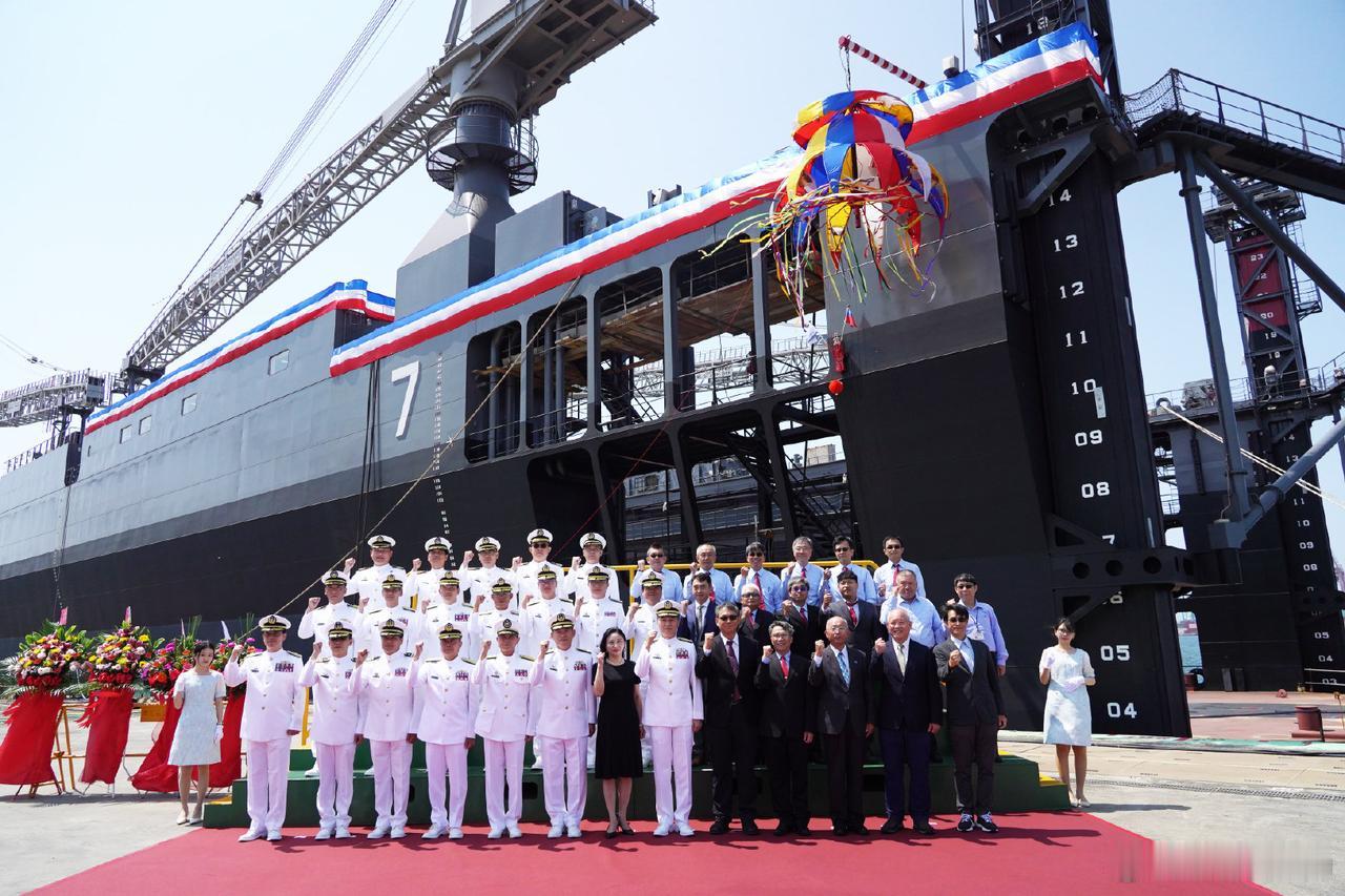 4月10日上午由岛内“台船公司”为伪台海军建造的“7号船坞”下水7号船坞坞体全