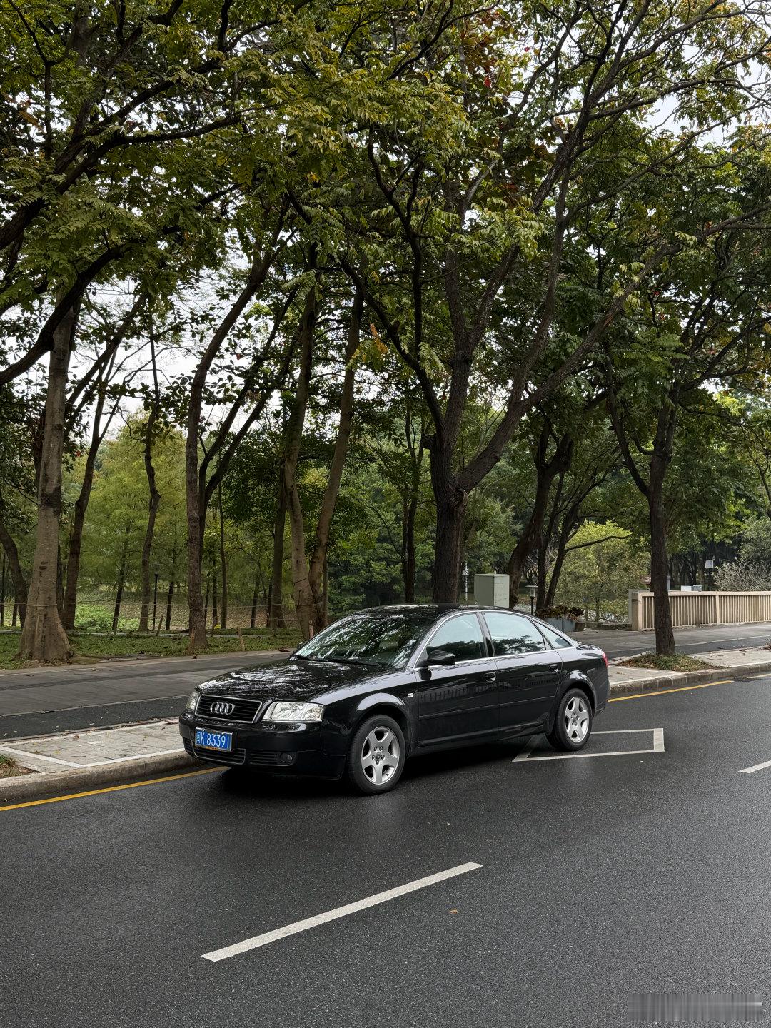 今天驾驶A6护送途锐前去整备细节