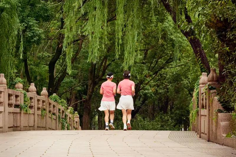 平时别熬夜，每晚睡够7到8小时，身体代谢和免疫力不会乱，每周抽时间动一动