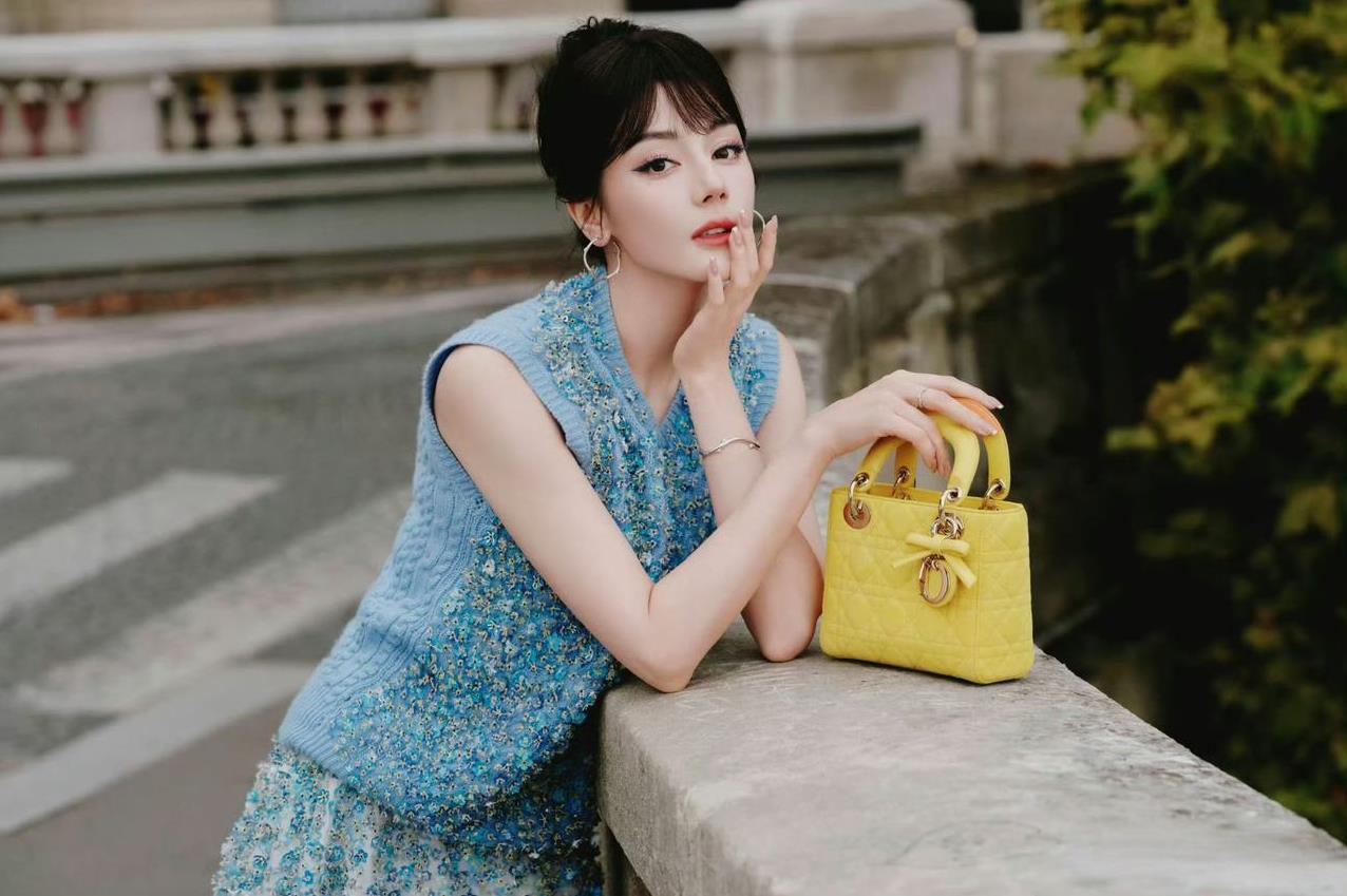 迪丽热巴蓝色无袖花朵套装迪丽热巴的蓝色无袖花朵套装，简直是把夏日的明媚与灵动穿