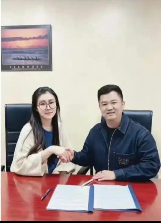 王祖贤很大概率是经济状况出现了问题，从这几件事就能看出来。今年1月开始注册抖音