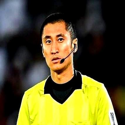 “黑哨”？！亚足联官方报告直接甩脸上了。发布会上，阿尔艾因主帅克雷斯波暴