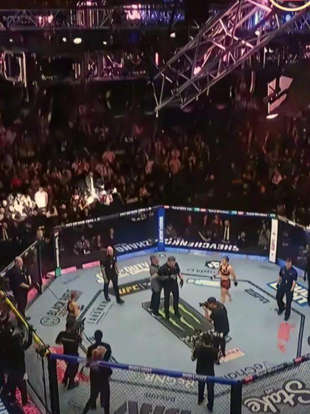 跨级硬刚五回合！张伟丽惜败舍甫琴科，勇气远超胜负麦迪逊广场花园的灯光聚焦八角