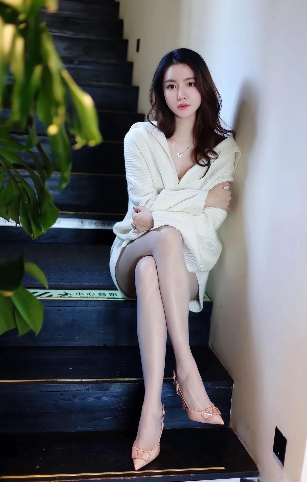 优雅坐楼梯，温柔似水，静享时光。