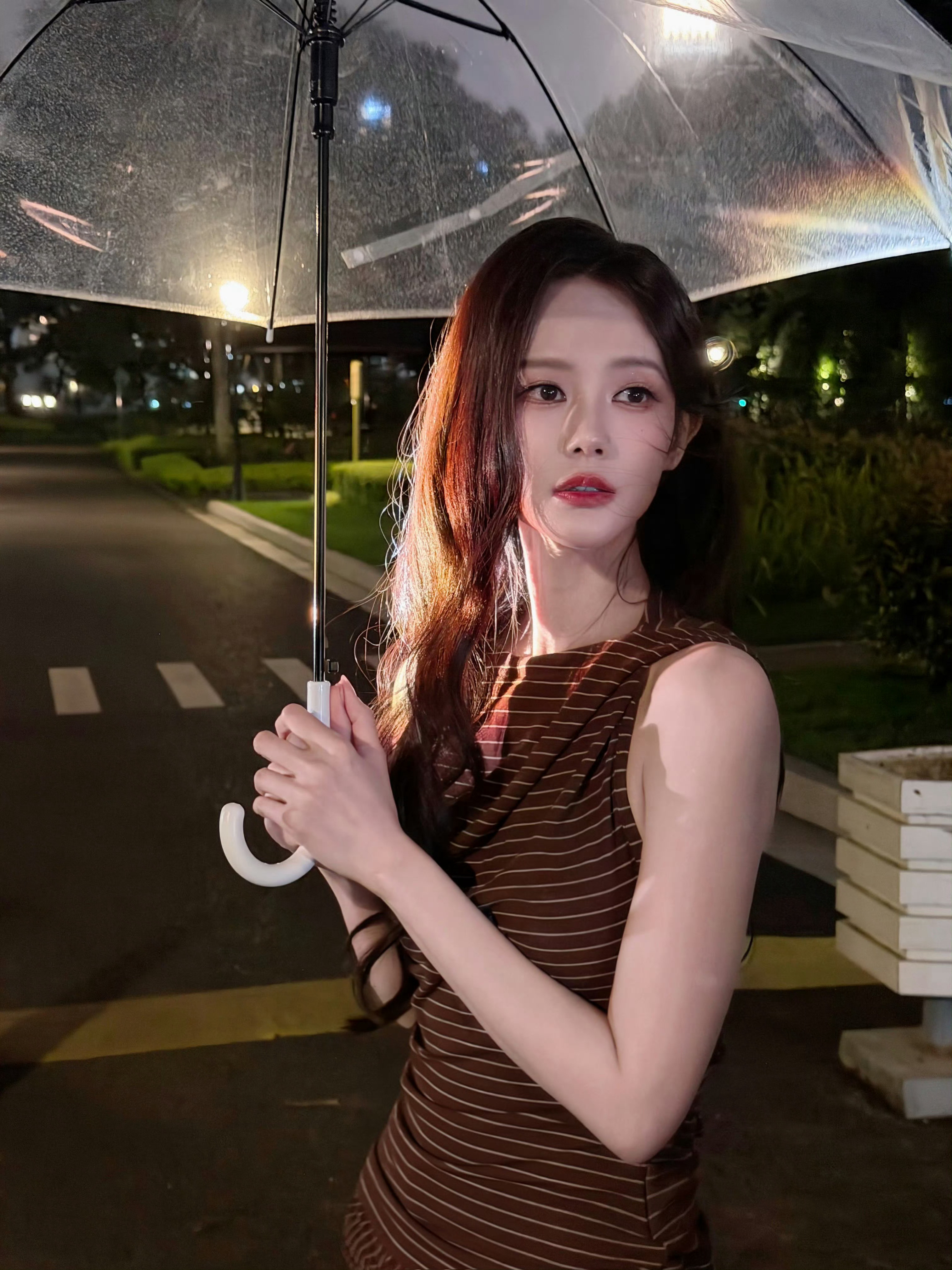 李一桐最新物料☔️撑伞神图降临啊✨