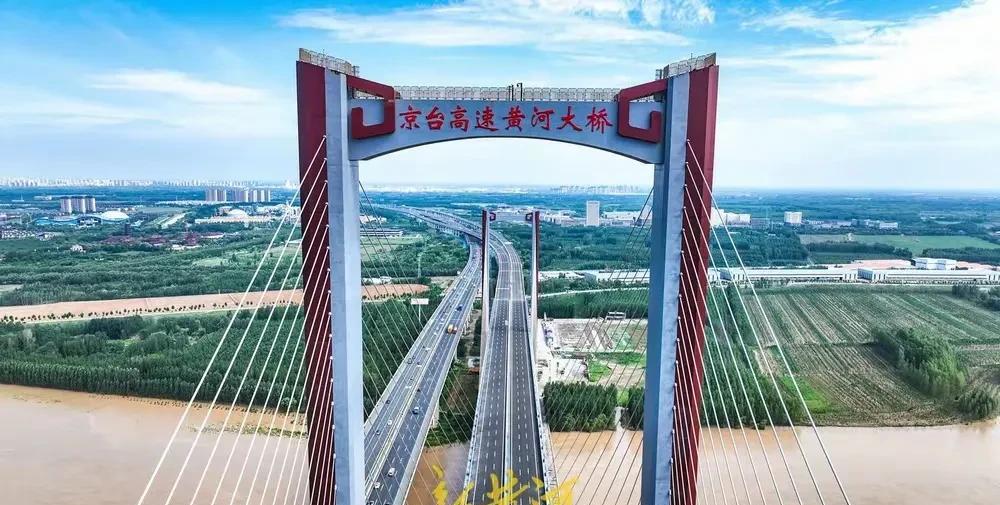 最宽高速公路在山东亮相！这应该是京台高速公路上最宽的高速公路了吧？也是国内最宽的