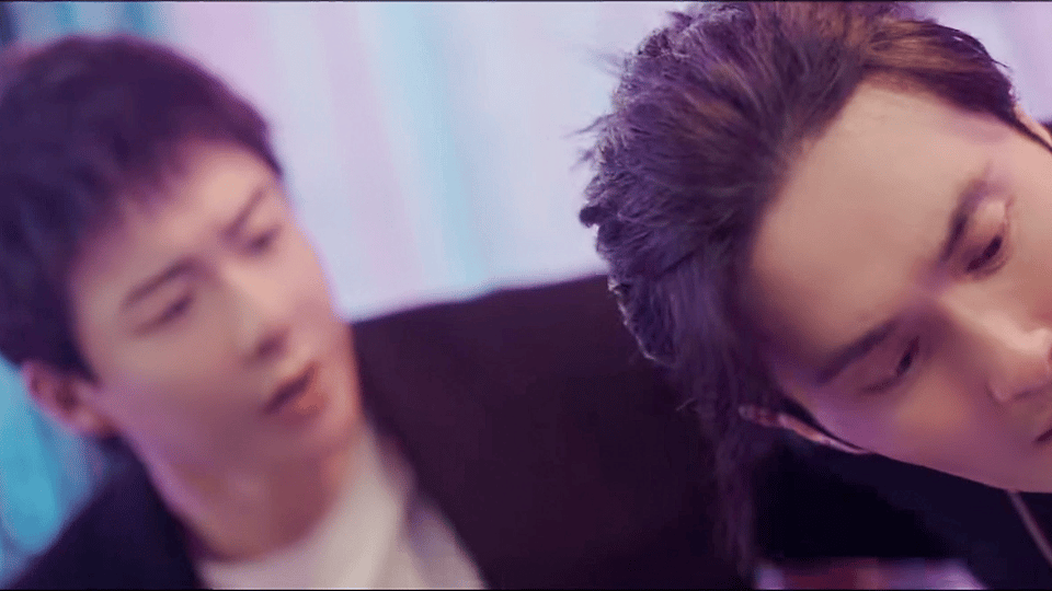 刘宇宁被高伟光强吻了😅没想到这个也能还原，这个玫瑰丛生多少有点炸裂了