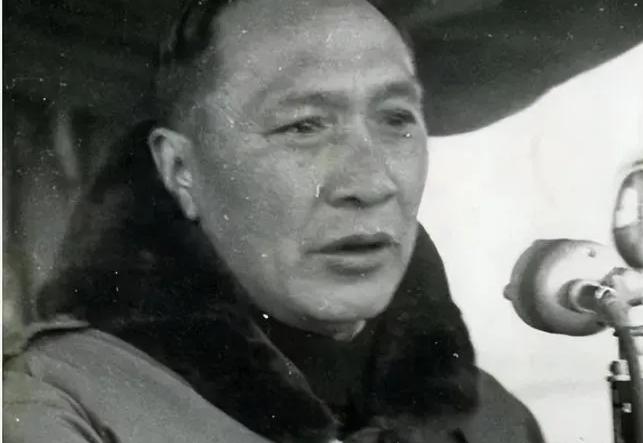 1949年，卢汉率云南起义立了大功，等了俩月新政府任命。名单念到“省主席”时，他