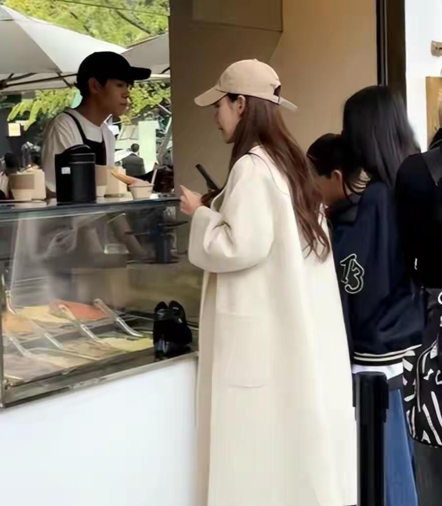 马筱梅直播透露好消息，称小菲为宝宝起好名字，将陪她住月子中心​​​