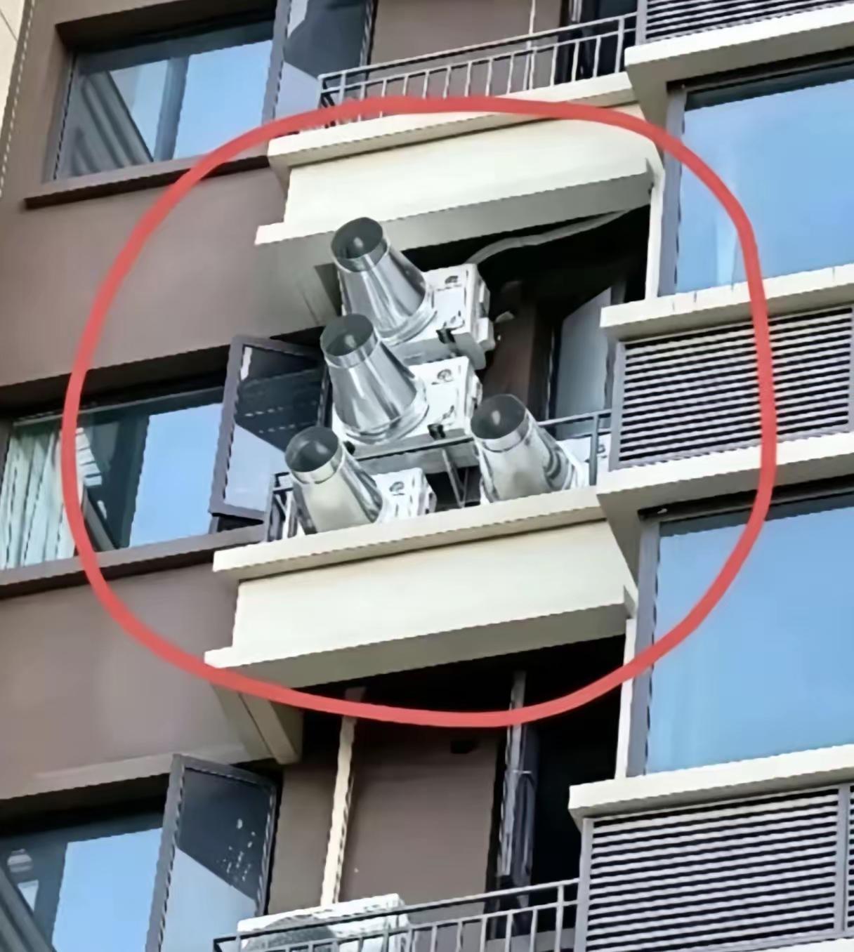 真的不明白，在自家窗户和阳台上，装这些东西，能解决啥问题呢？还是阳台空间太大了没