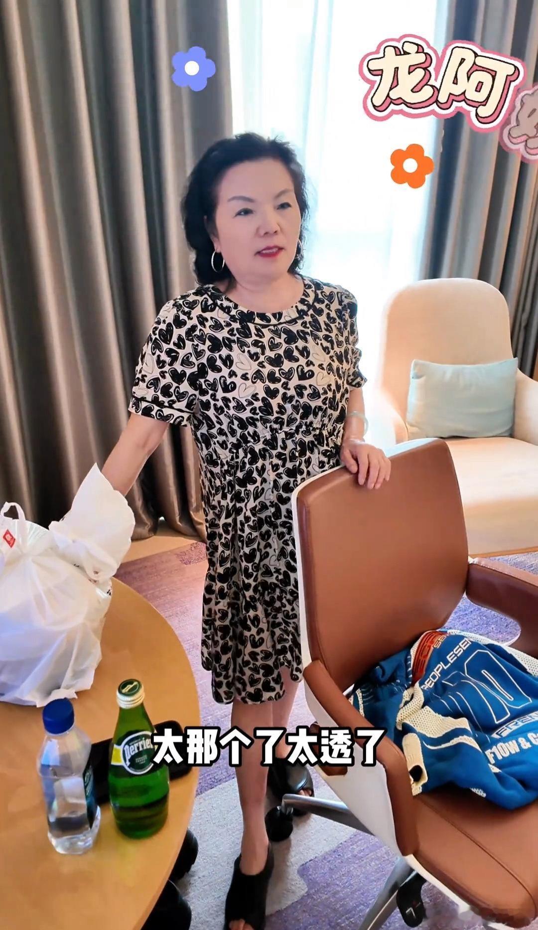 何洁的演出服太夸张，亲妈看了直摇头，直言不够文雅，不过这套演出服确实夺人眼球，搭