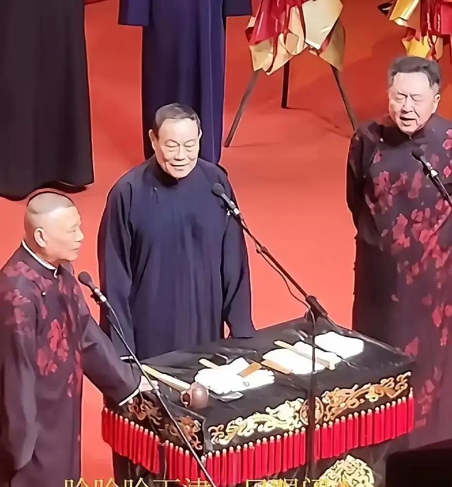 你刷到杨威和郭德纲同台说相声时，是不是以为他俩在演“道歉戏”？醒醒——这其实是相