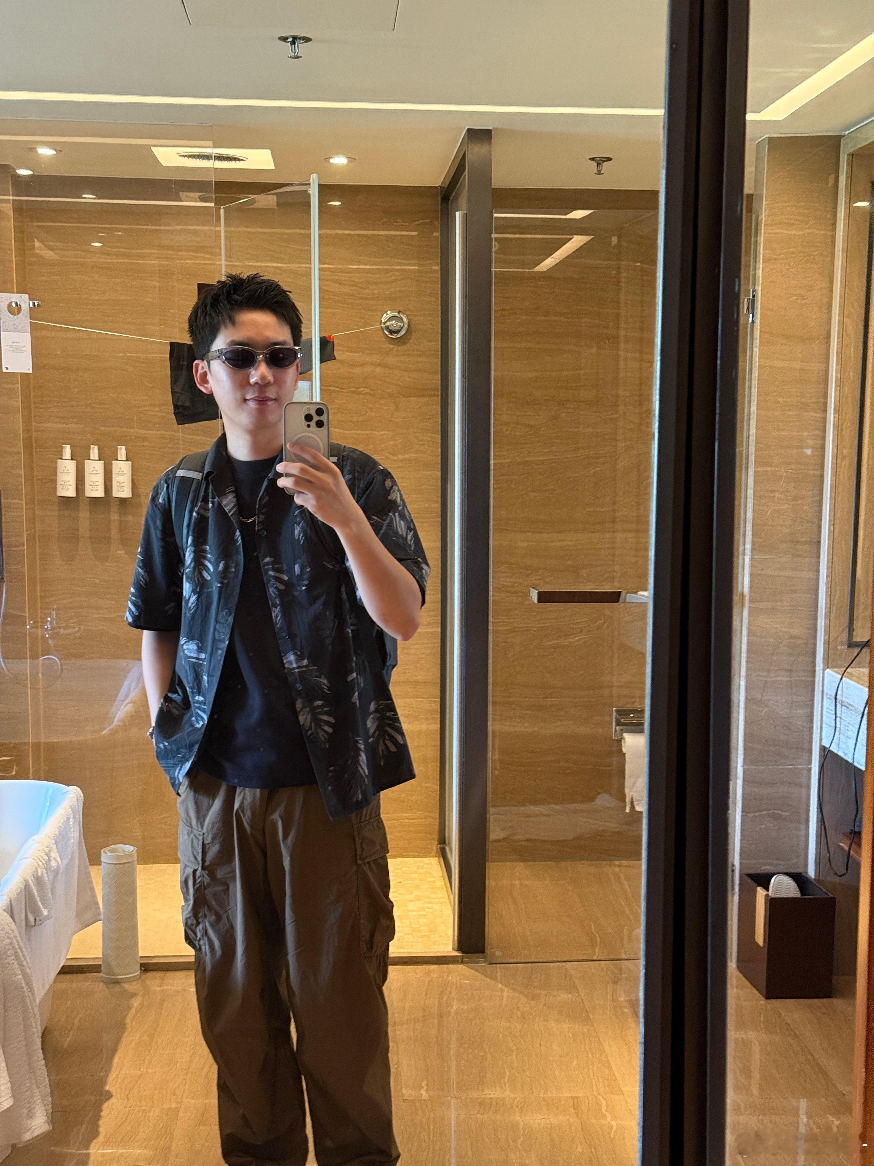 冷锋出发，今天试一辆很6的车。忙完这项工作，就可以去福冈度假啦！​​​