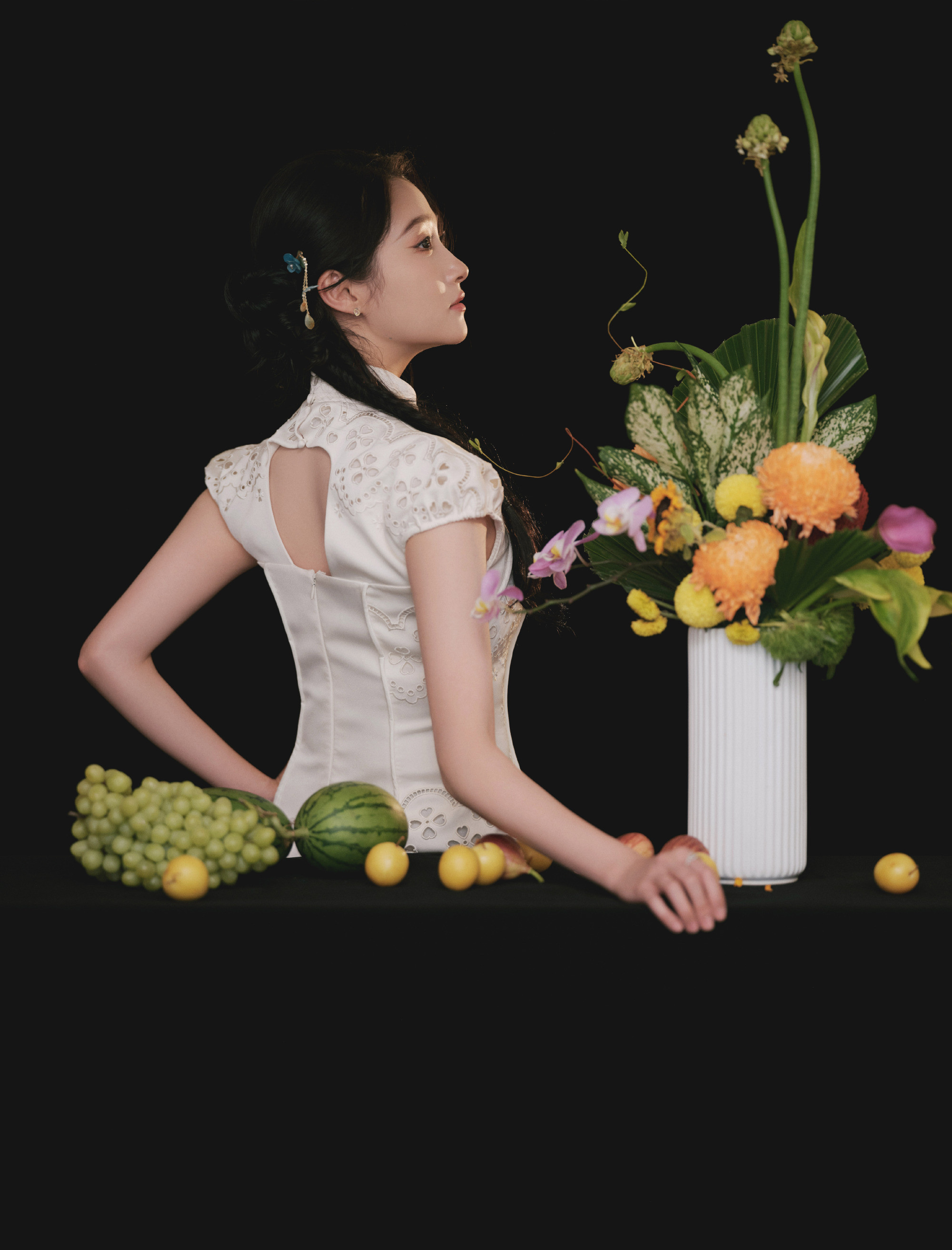 关晓彤白色镂空刺绣勾勒一片清新纯净，一簪古意，妆点佳人​​​