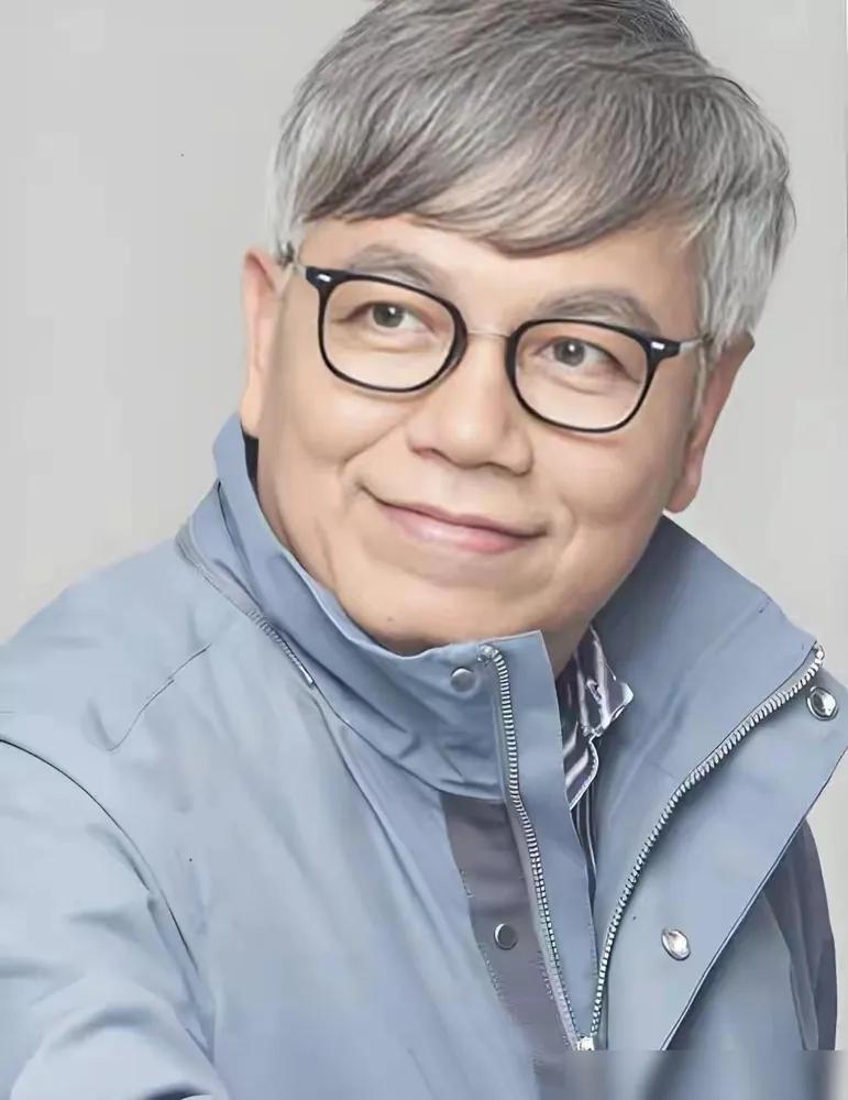 田启文跟了周星驰13年一次都没有加过薪水。但有人说周星驰是暴君的时候，田启文却说