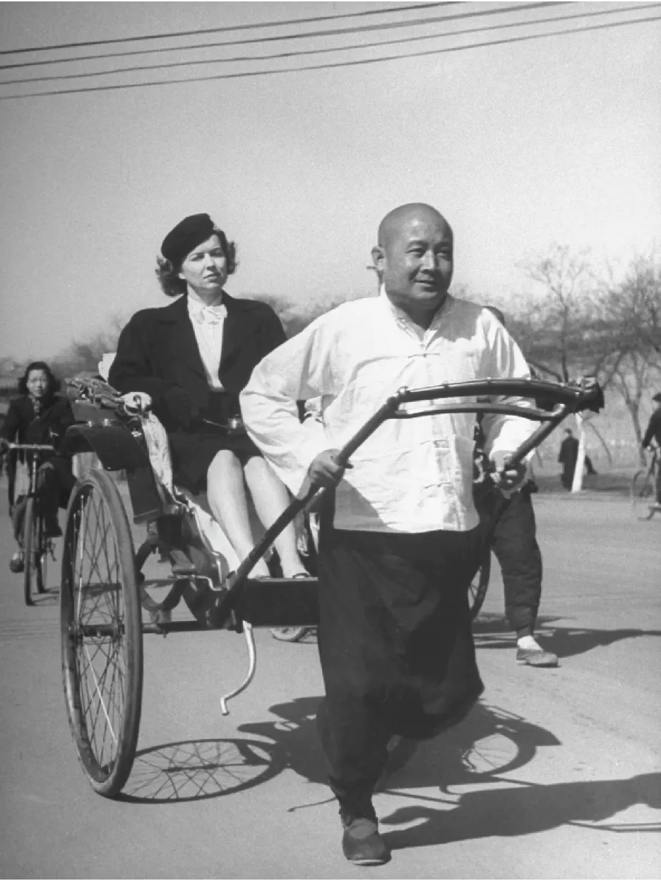 1931年的北京街头，昔日清朝“铁帽子王”晏森正奋力拉着黄包车，健壮的身影在人群