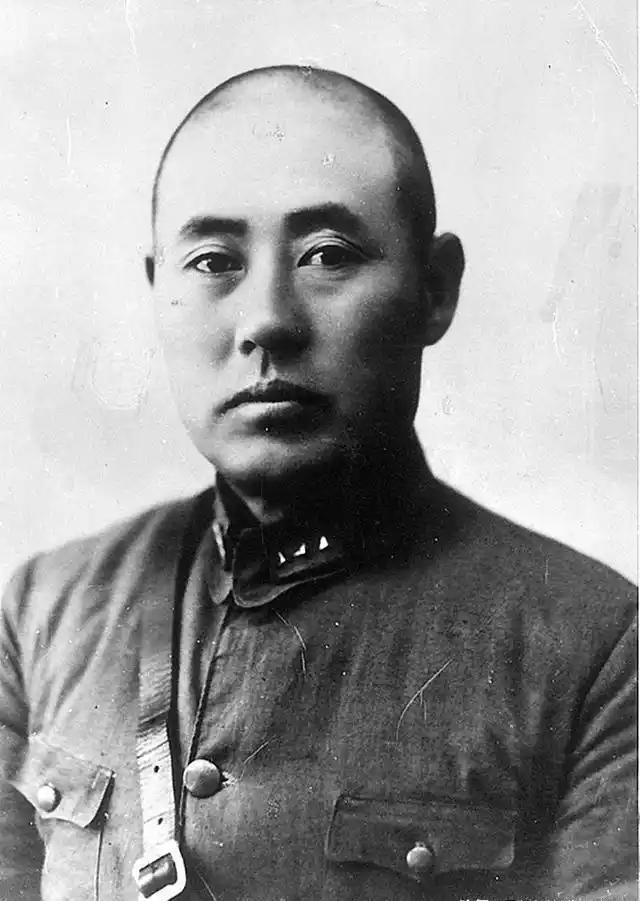 太原沦陷后，阎锡山以丢失重镇的罪名，想要除掉傅作义。关键时刻，卫立煌给蒋介石的一