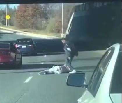 最近有人拍到了一段让人十分心酸的画面，前NBA球员德隆蒂-韦斯特在大马路上被人摁