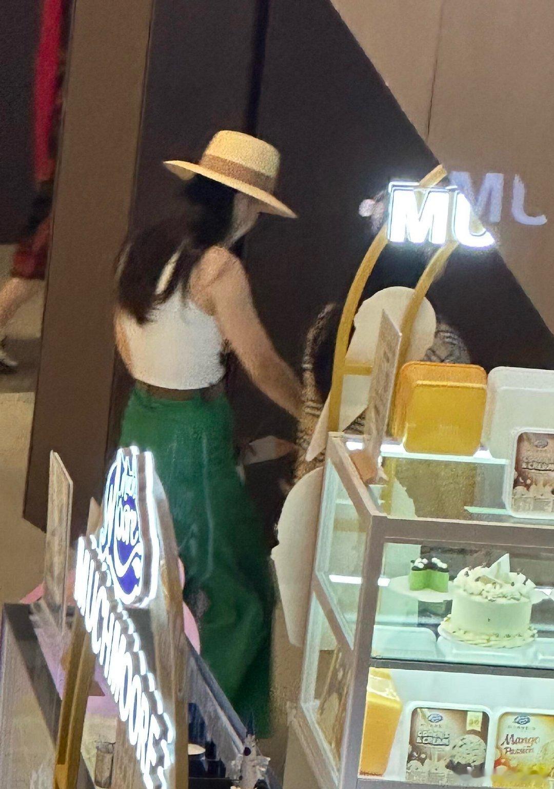 网友偶遇吴倩带女儿逛商场吴倩女儿长这么高了网友偶遇吴倩带女儿逛商场，女儿穿着浅紫