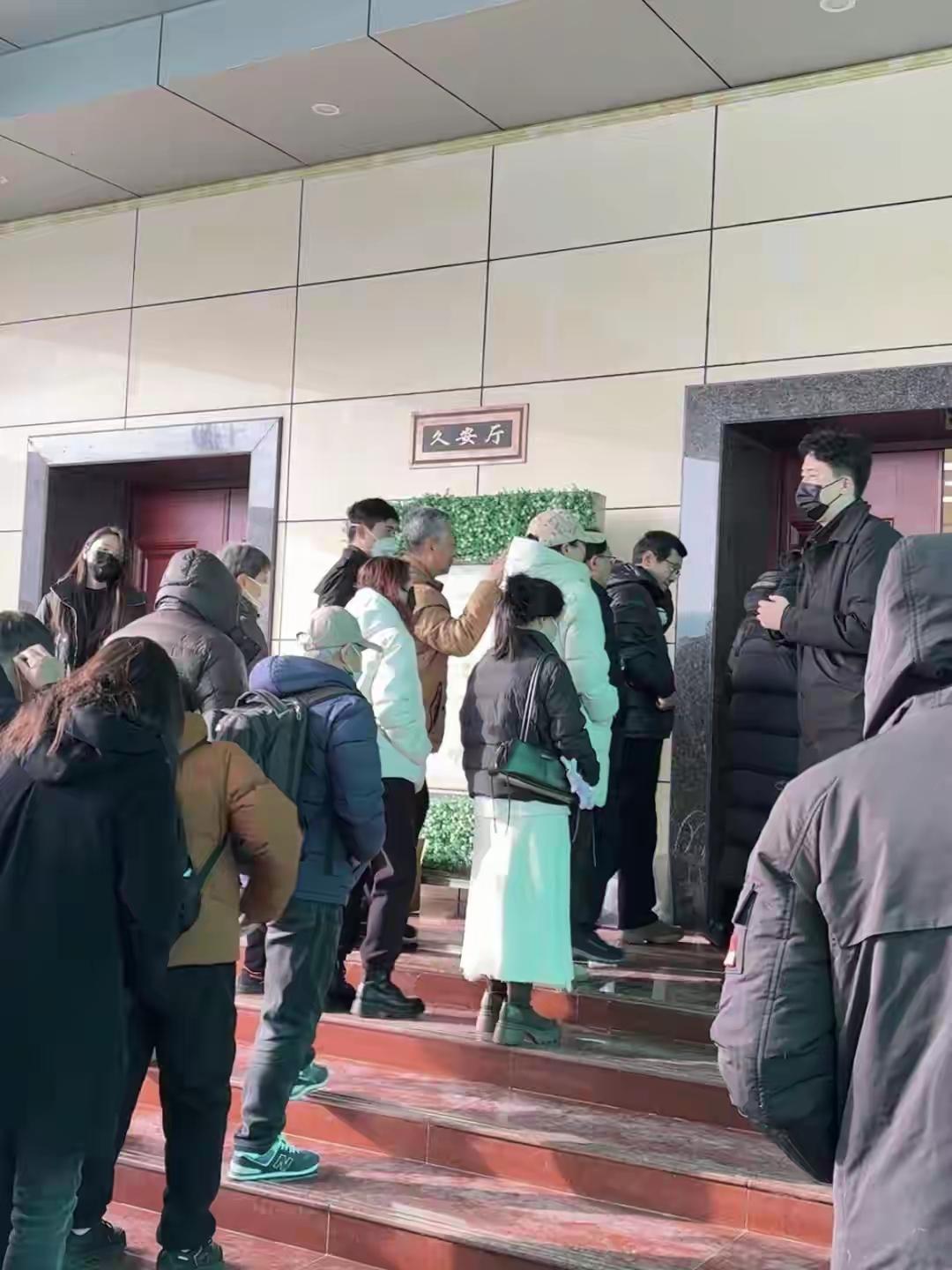 著名演员何晴告别仪式于12月15日上午10时在北京昌平殡仪馆久安厅举行。儿子现场