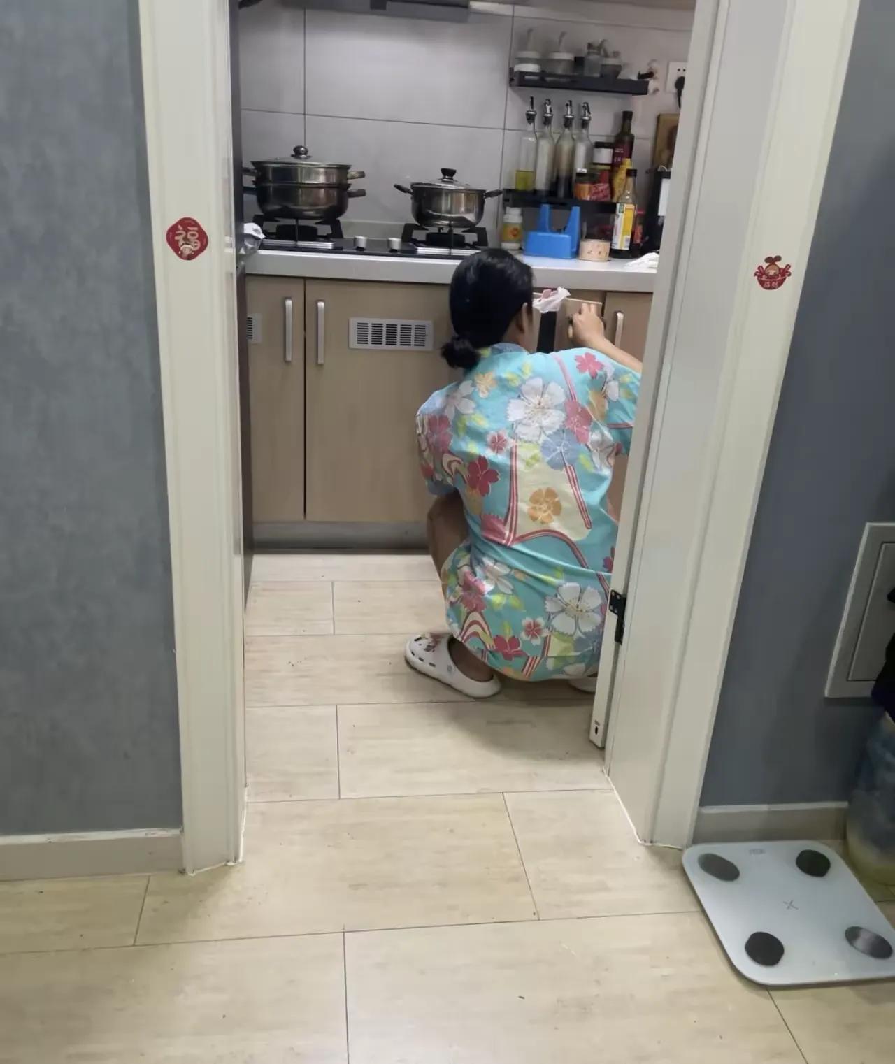 我老婆嫁给我七年。每天比我早起半个钟头。我以前真以为她是勤快。我起来，粥在锅
