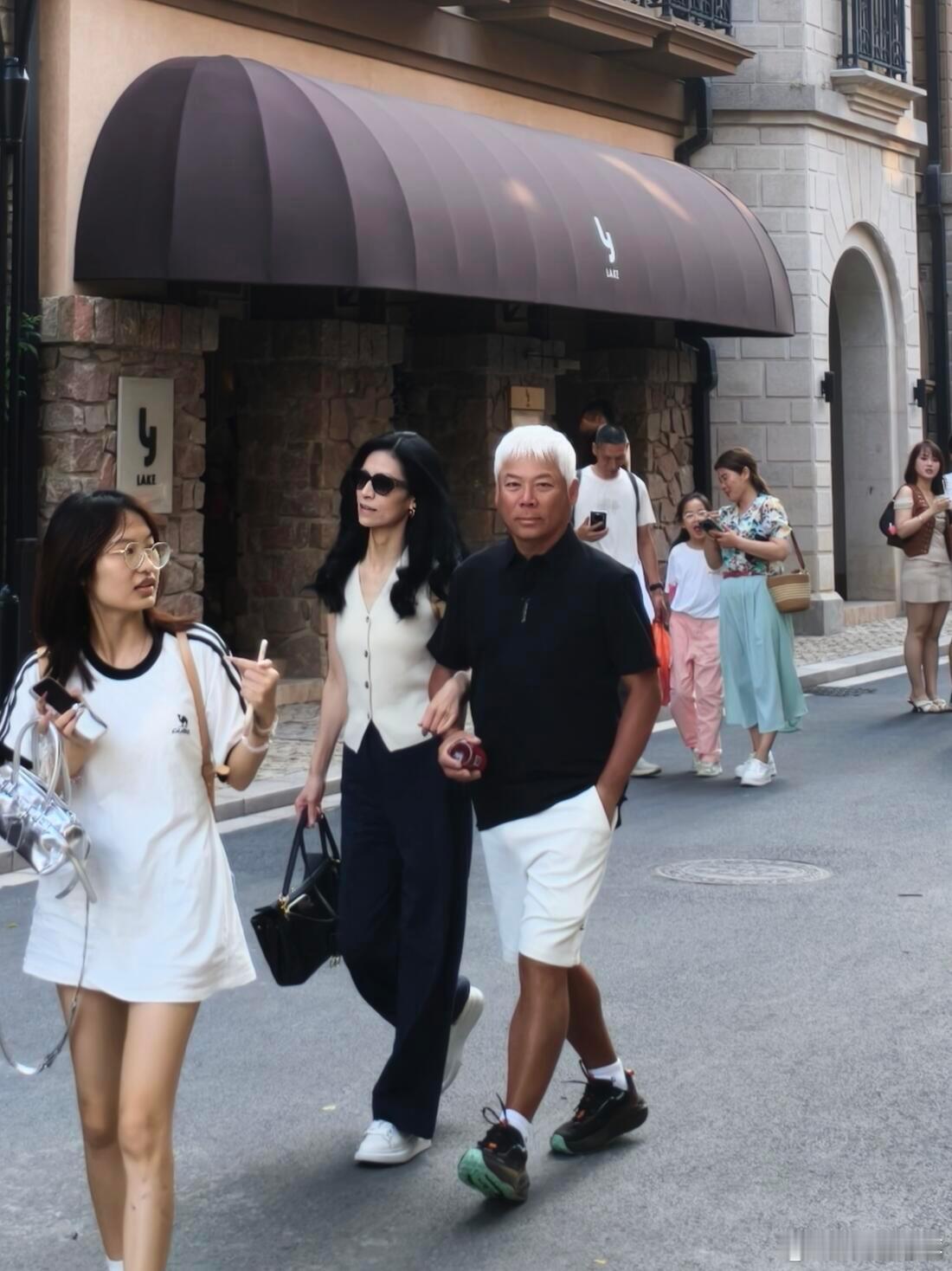 孙浩都牵手安妮海瑟薇了，比瞿颖更适合中非友人梗的人出现了