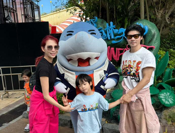 乐儿6岁快乐呀！蔡少芬晒的合照里，两个姐姐护着弟弟，张晋蔡少芬满眼宠溺，儿女