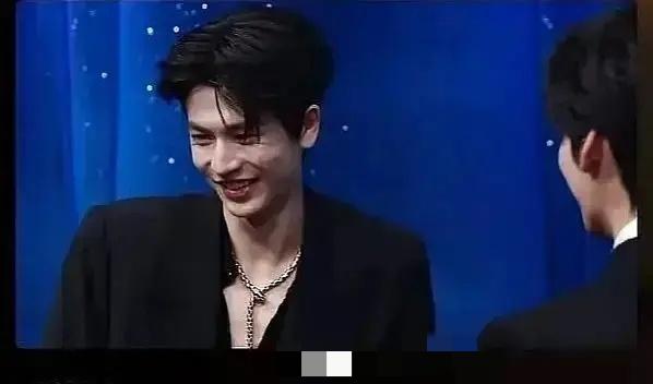 张凌赫笑到脱相！微博之夜魔性笑容成新晋表情包在微博之夜的互动环节，张凌赫一