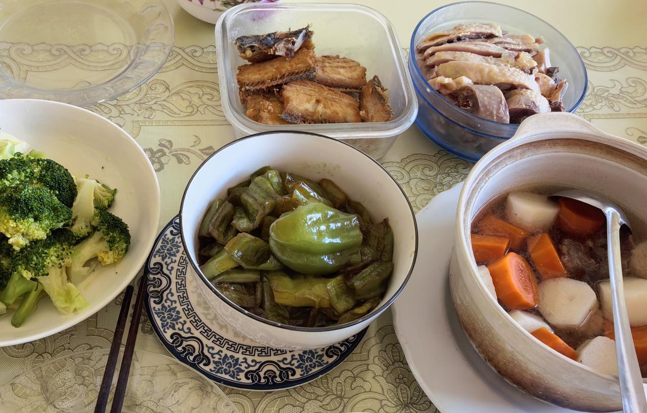 其实，上海退休人员，如果每天自己买菜做饭，消费也是比较便宜。这是我和老伴今天的午