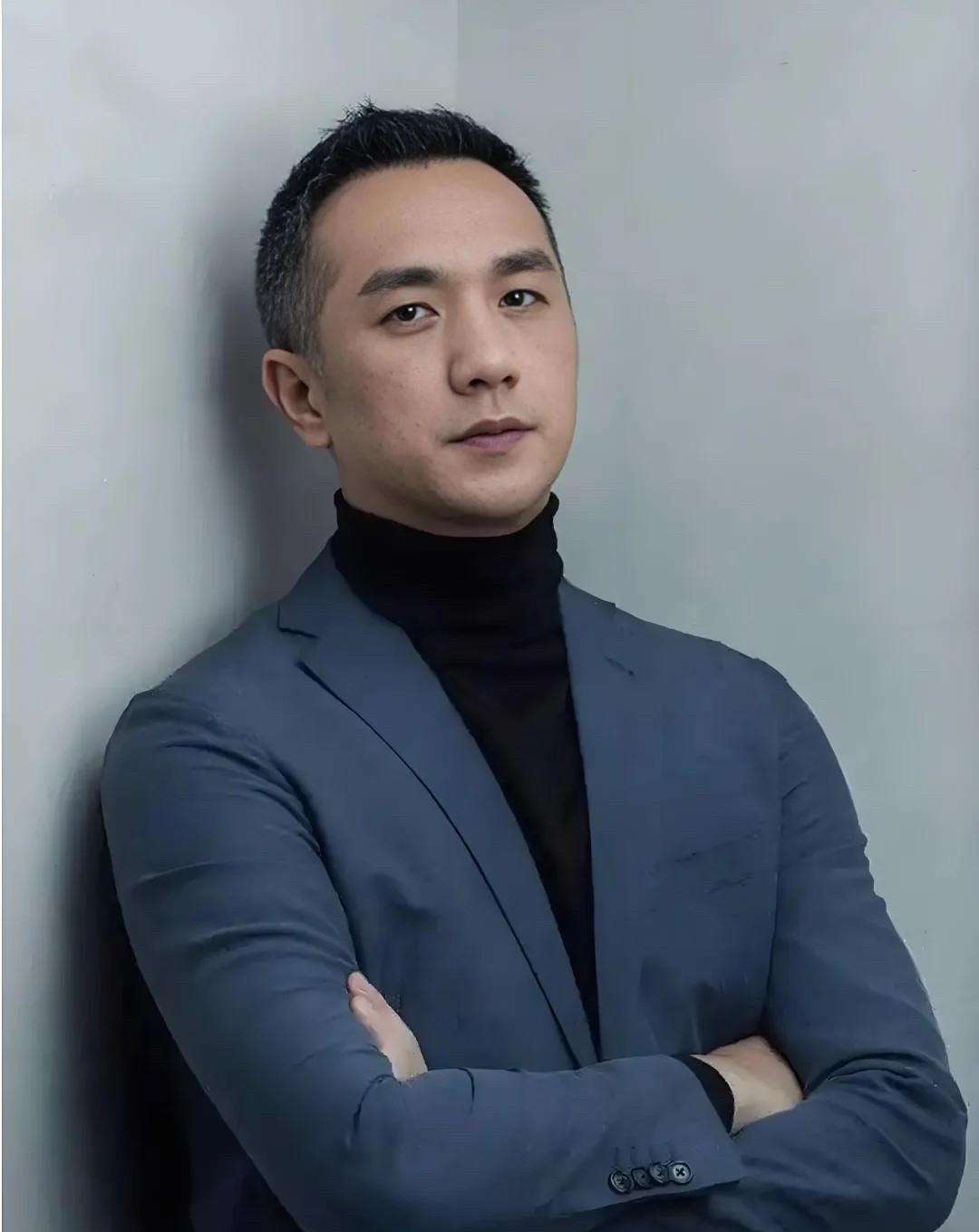 我问我老公，黄觉最近怎么突然又火了，他都50岁了，也不是非常帅啊？他白了我一眼