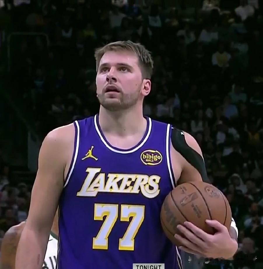 15场常规赛打完！！！湖人目前11胜4负排名西部第四。场均投篮出手：82.3