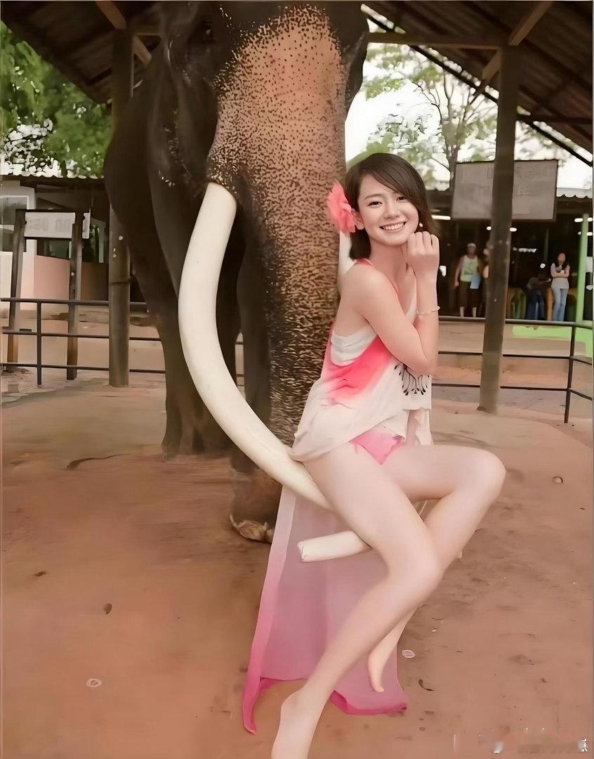 戚薇年轻的时候少女感满满，一笑起来明媚大方，看着特别治愈。