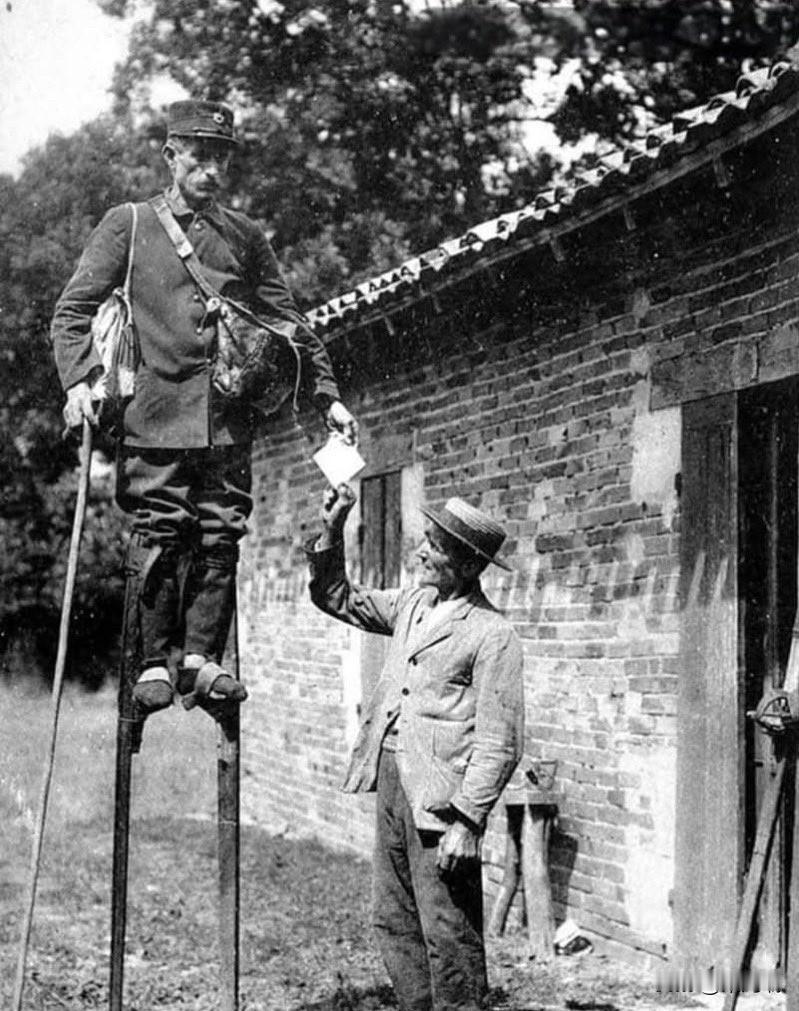 在法国西南部的朗德地区，曾经有一段时间，邮递员不是步行或骑马送信，而是踩着高跷送